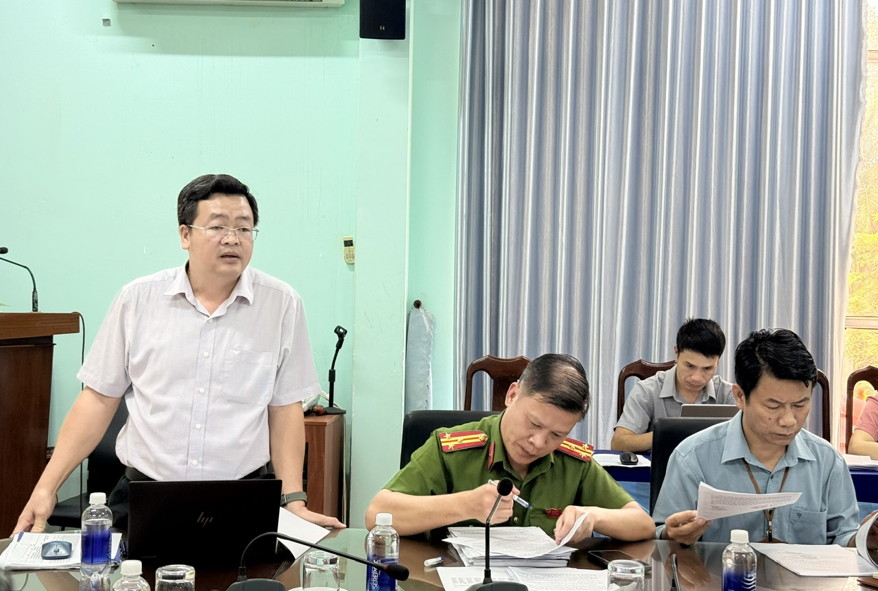 Đồng chí Lê Minh Hòa - Phó Chủ tịch UBND xã báo cáo với đoàn công tác về kết quả thực hiện Chiến dịch làm giàu, làm sạch cơ sở dữ liệu Quốc gia về đất đai